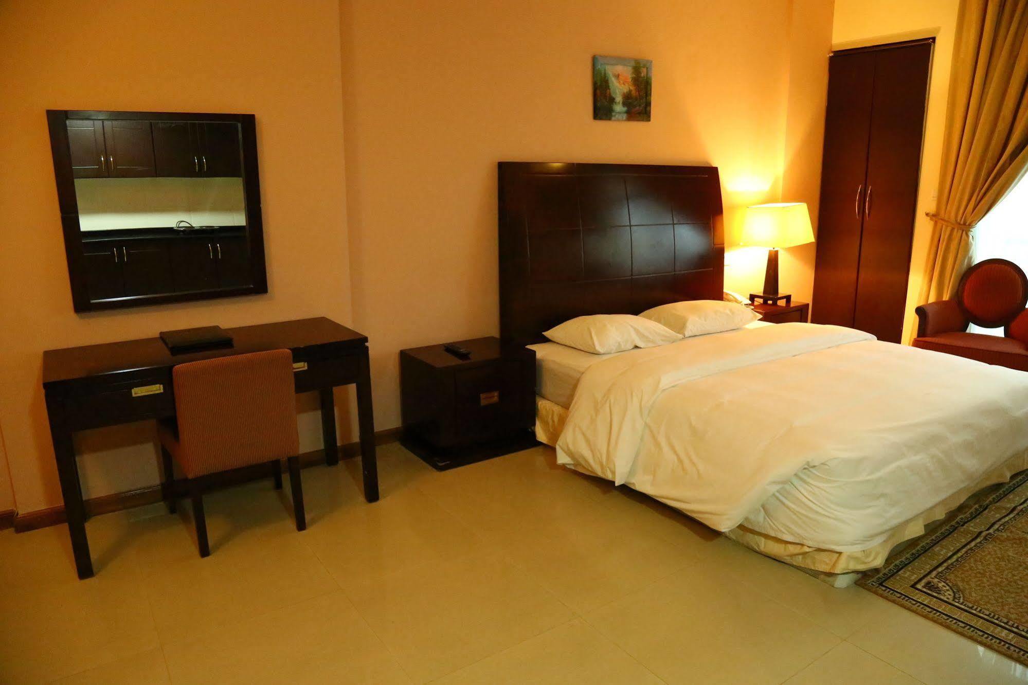 דובאי Golden Square Hotel Apartments מראה חיצוני תמונה
