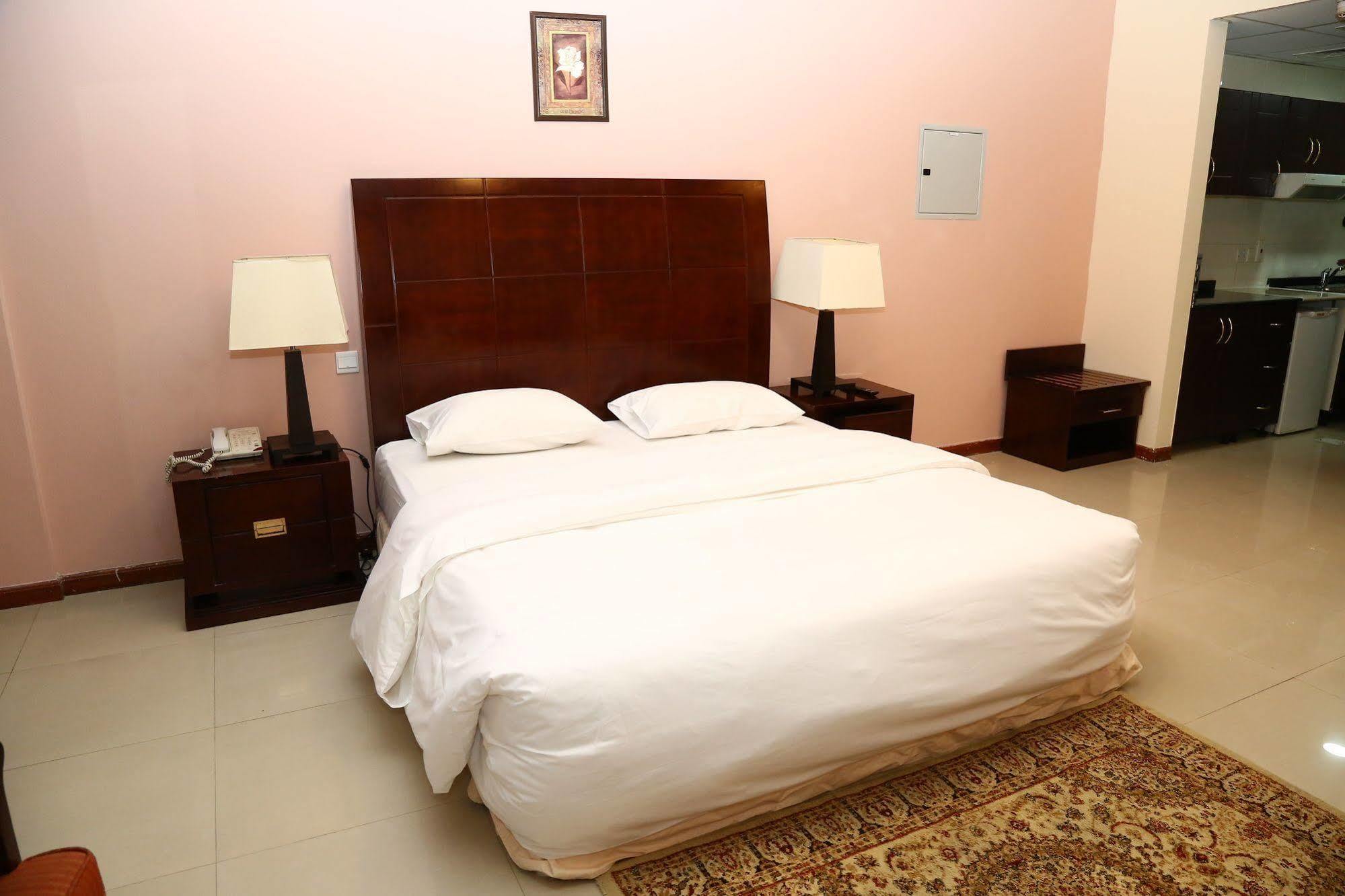 דובאי Golden Square Hotel Apartments מראה חיצוני תמונה