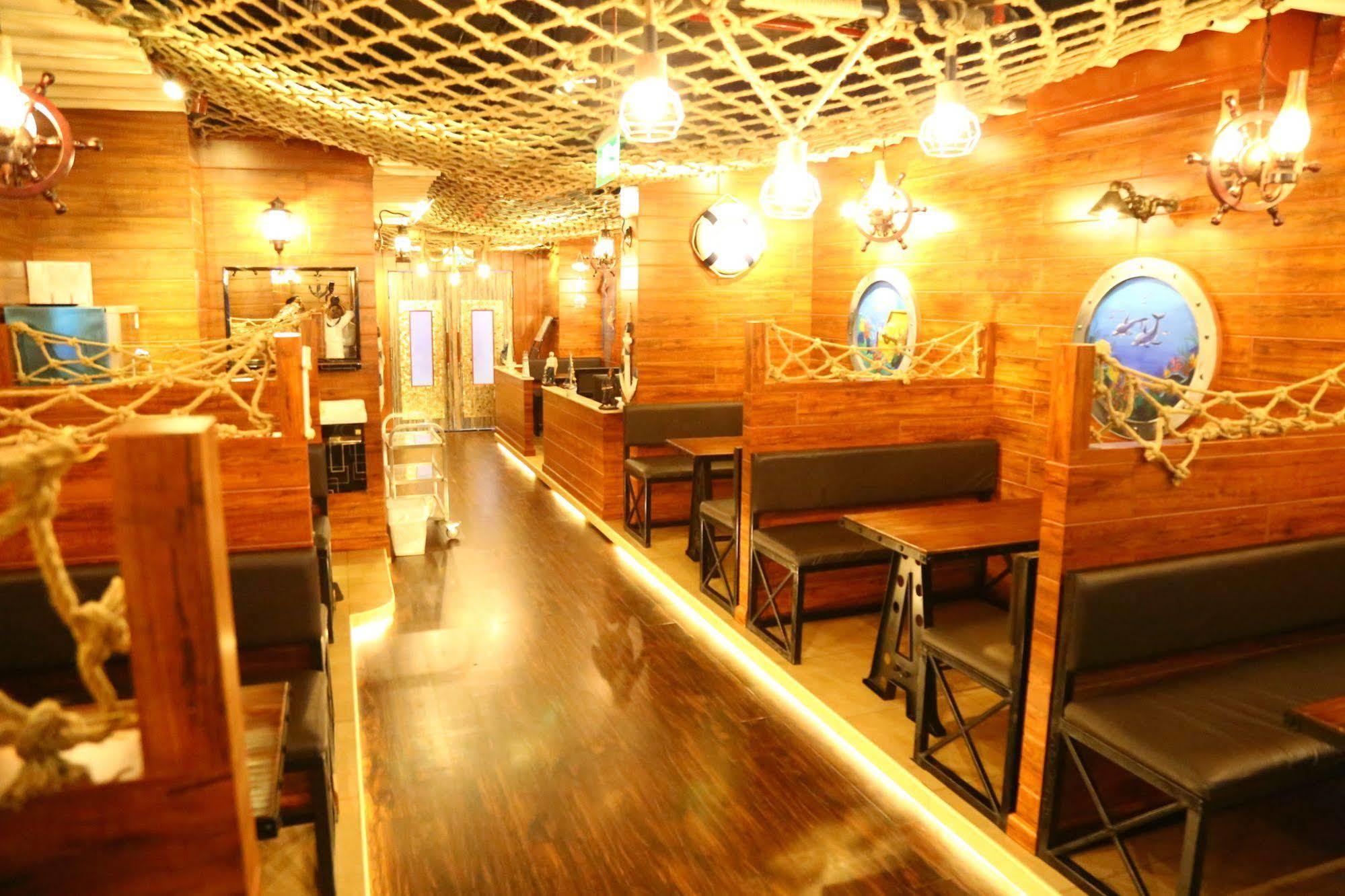 דובאי Golden Square Hotel Apartments מראה חיצוני תמונה